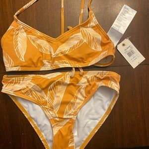 Billabong girls baiting suit brand new